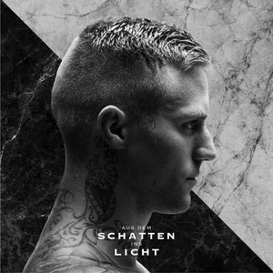 AUS DEM SCHATTEN INS LICHT