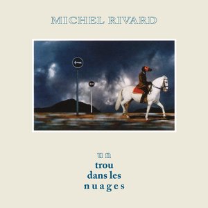 UN TROU DANS LES NUAGES